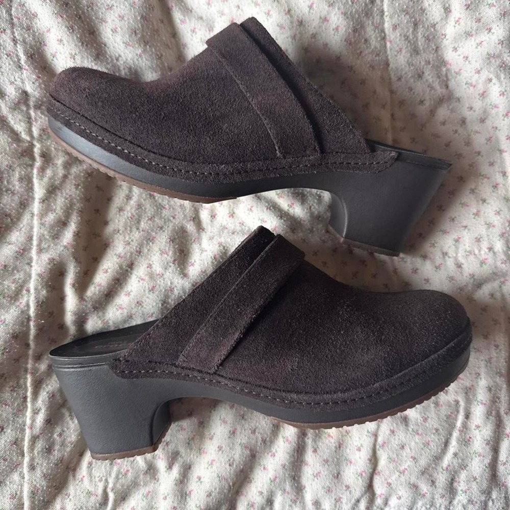 Crocs Sarah Brown Suede mule clogs w/ heel   Size 8 Academia